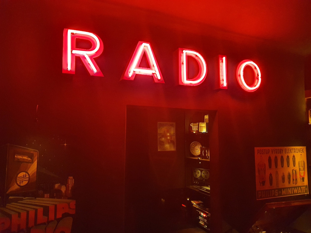 Neon sign RADIO