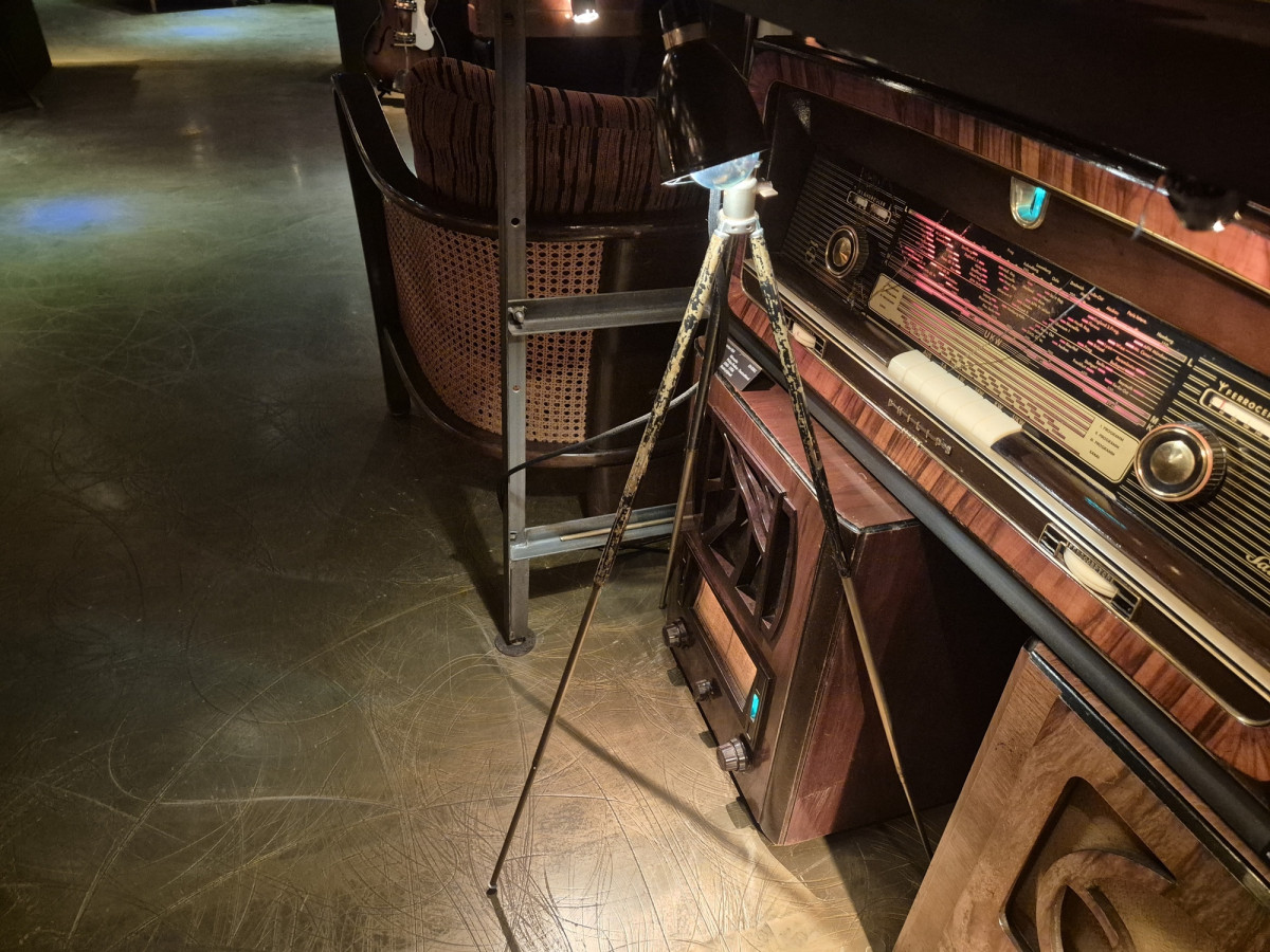 tripod lamp
