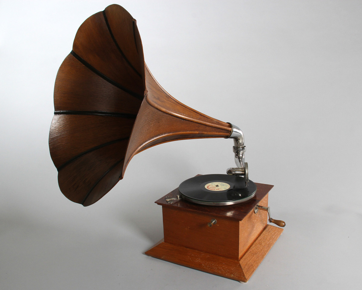 Wooden sound horn