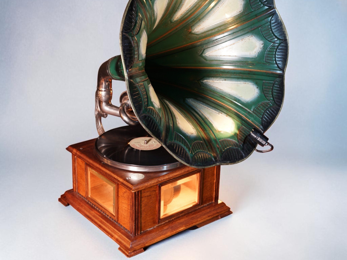 Green sound horn